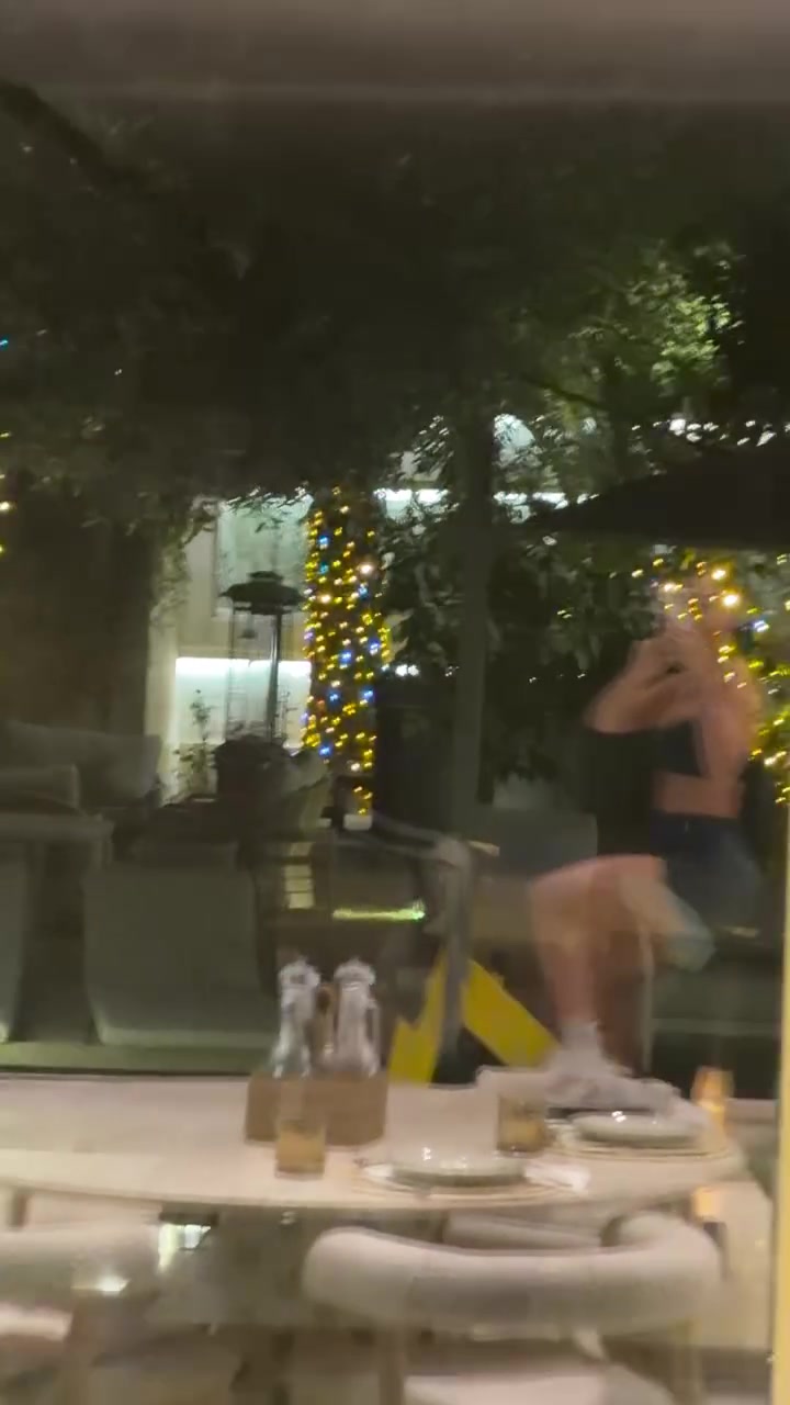 九游平台-乔治娜晒视频：边健身边看C罗比赛直播，目睹C罗破门后比剪刀手