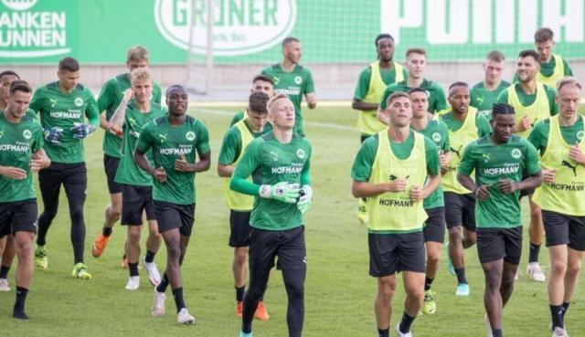 1628764083965086205.jpg 1223279_1_fullwidth_Beim_Training_laufen_die_Spieler_von_SpVgg_Greuther_Fuerth_ueber_den_Platz._Foto_Daniel_Karmann_dpa_Archivbild.jpg