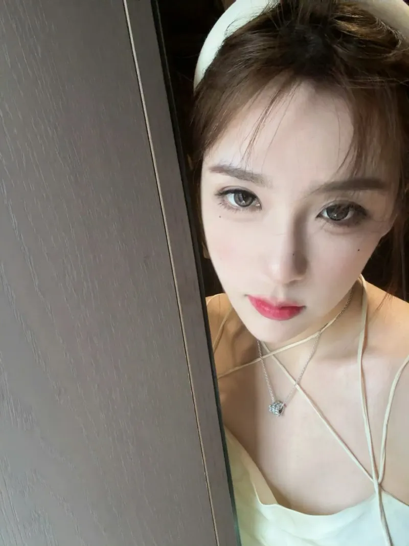 九游入口-LPL官方解说Rita晒照：今天就不等你下课啦