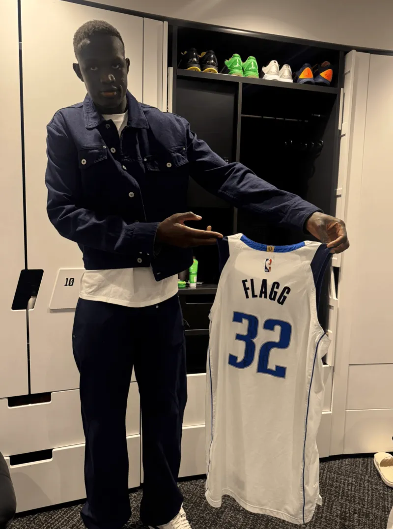 九游通道-大学队友！马卢阿奇赛后展示弗拉格送给他的比赛球衣